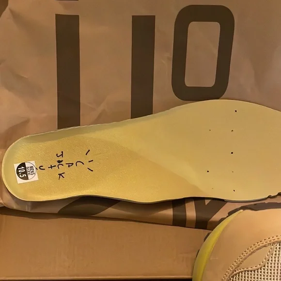 Travis Scott x Air Max 1 'Saturn Gold' - Picture 2 of 9